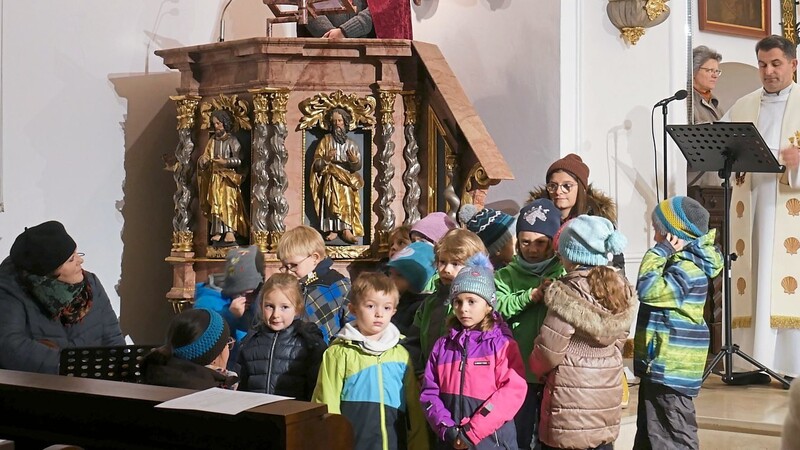 Pater Jacek feierte mit den Kindern Gottesdienst in der Pfarrkirche.