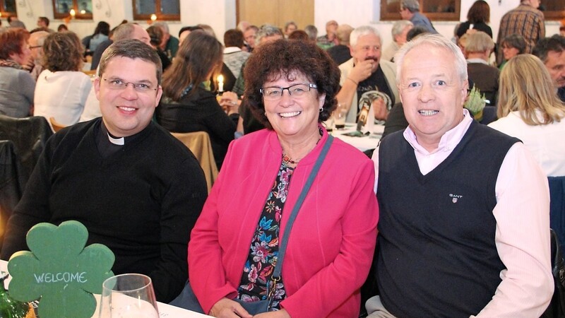(Ba)irische Stimmung bei Pfarrer Emanuel Hartmann, Bürgermeisterin Liane Sedlmeier und dem ehemalige Bürgermeister von Ballybay, John Ridge.