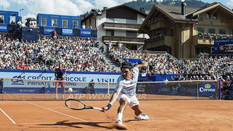 Zweimal spielte Daniel Brands (hinten) in seiner Karriere gegen Roger Federer (vorne) - hier in Gstaad in der Schweiz. Die Bilanz ist mit einem Sieg und einer Niederlage ausgeglichen. (Foto: Peter Schneider/dpa)