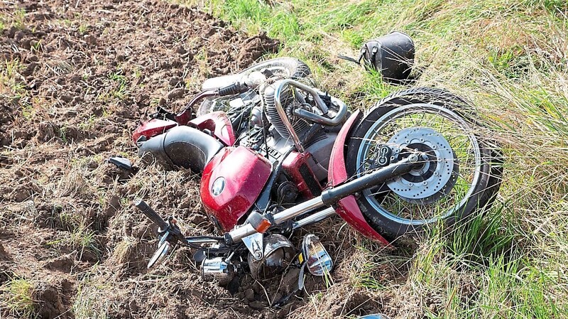 Der 62-jährige Motorradfahrer wurde mit dem Rettungshubschrauber weggeflogen und liegt schwer verletzt im Krankenhaus.