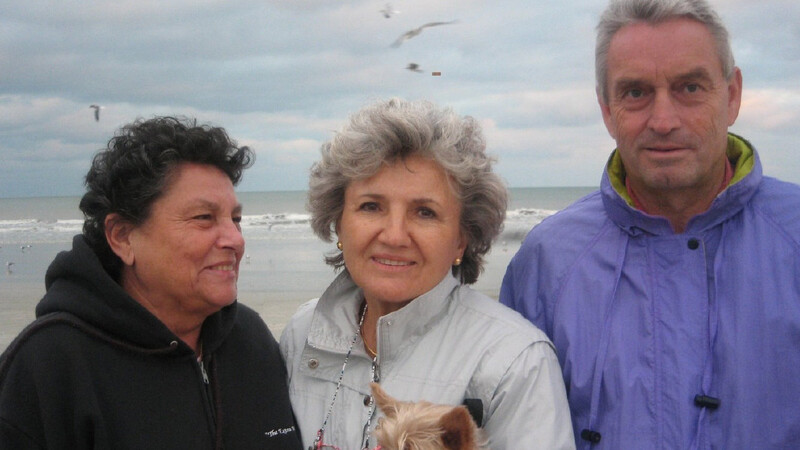 Drei Straubinger treffen sich über 8 000 Kilometer von Niederbayern entfernt am Strand von Cape Canaveral: Renate DePierris (Mitte) ist 1963 in die USA ausgewandert, Elisabeth (links) und Josef Schönhärl (rechts) leben seit 15 Jahren in Florida. (Foto: Renate DePierris)