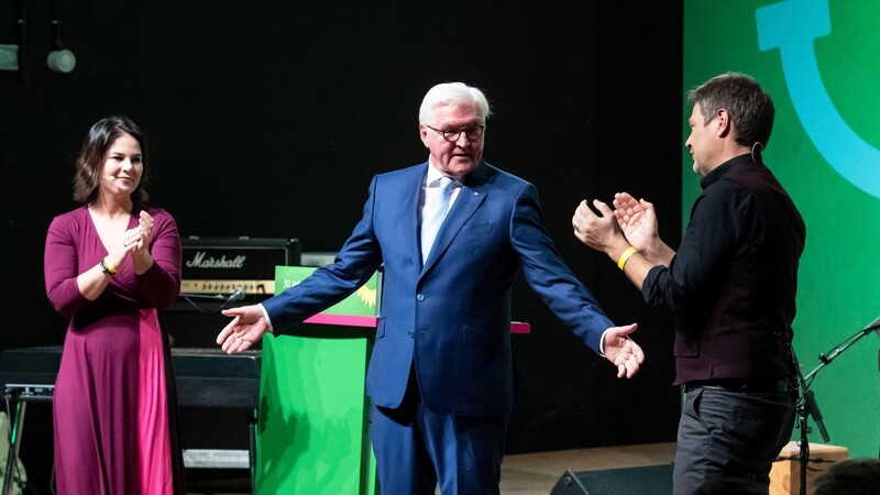 Mit Bundespräsident Frank-Walter Steinmeier (M.) feiern die Grünen am Freitagabend ihr 40-jähriges Bestehen.