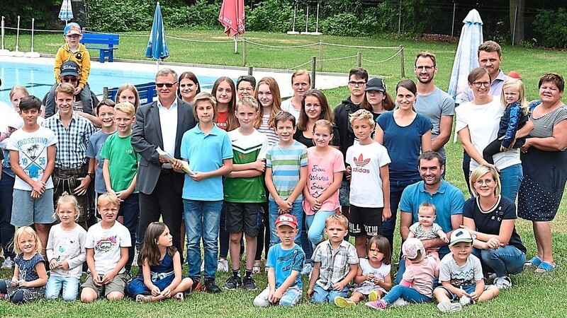 Viele Kinder und Familien waren dabei, als die Unterschriftenlisten an Bürgermeister Konrad Schickaneder (Mitte) übergeben wurden.