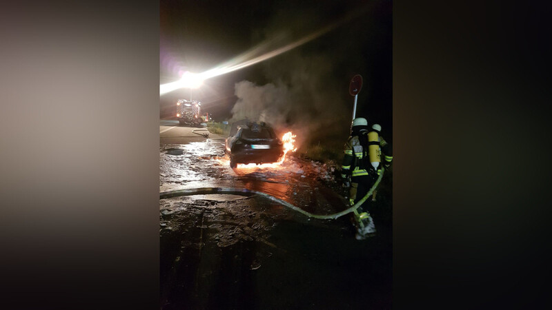 Auf der A3 bei Kirchroth brannte am frühen Mittwochmorgen ein Auto.