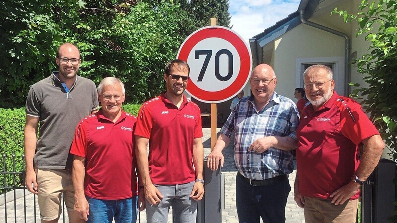 Die Gewichtheber gratulierten ihrem langjährigen Kassier Konrad Siebenhandl (Zweiter von rechts) zum 70. Geburtstag.