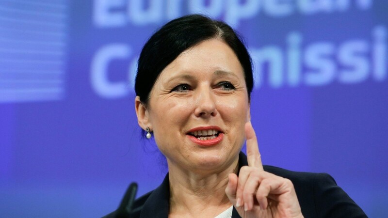 Die tschechische Politikerin und EU-Kommissarin Vera Jourova befürwortet die Rechtsstaatlichkeit und will das Verfahren fortsetzen.