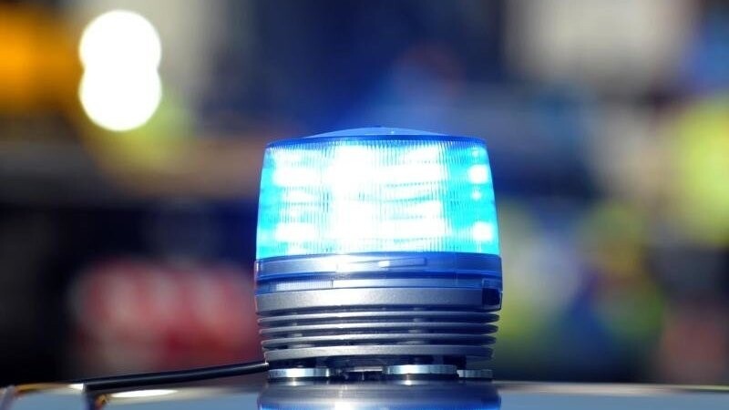 Das Blaulicht eines Streifenwagens der Polizei leuchtet bei einem Unfall. Foto: Stefan Puchner/Archivbild
