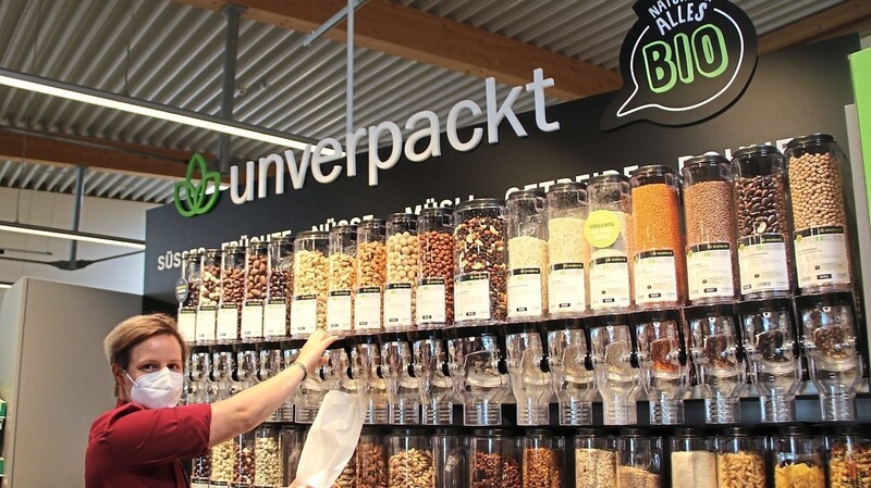 Von Reis bis zu schokolierten Nüssen: Kunden haben eine große Auswahl an unverpackten Bio-Produkten, die sie selbst abfüllen können. Birgit Sperl, stellvertretende Marktleiterin, zeigt, wie's geht.