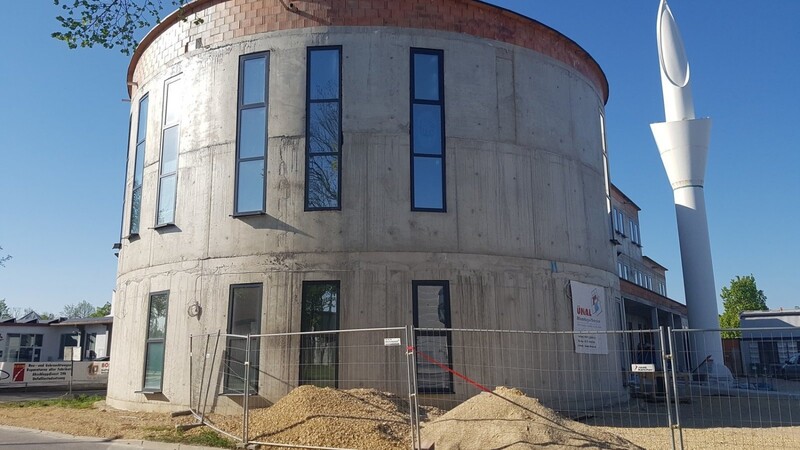 Die neue Moschee der Regensburger Ditib-Gemeinde sollte in diesem Frühjahr fertiggestellt werden. Doch die Eröffnung verzögert sich, auch wegen der Corona-Pandemie.Gibbs
