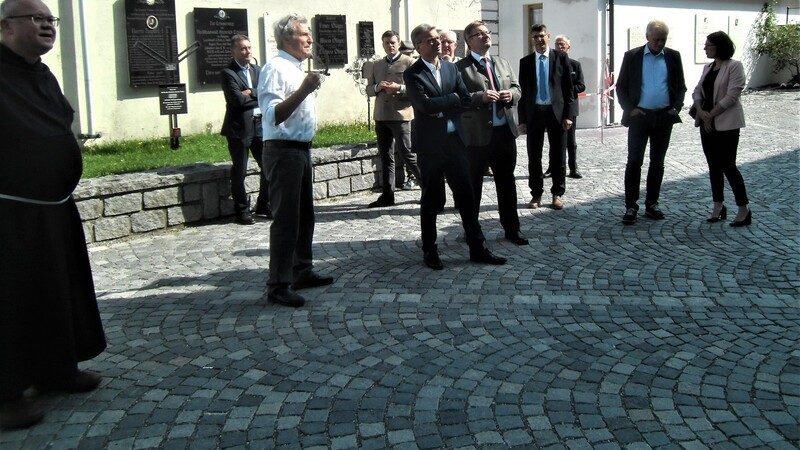 Erläuterungen vor der Wallfahrtskirche von Herbert Schedlbauer (weißes Hemd), rechts neben ihm Staatsminister Bernd Sibler und Fördervereinsvorsitzender MdL Josef Zellmeier.