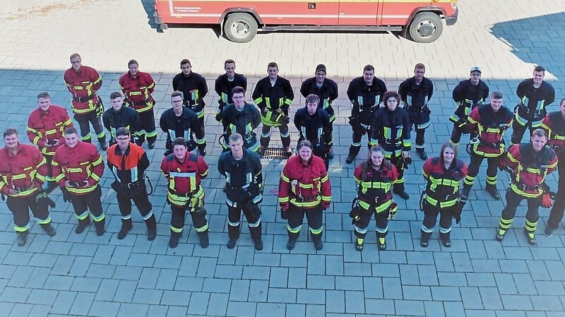 Die erfolgreichen Lehrgangsteilnehmer vor dem Feuerwehrhaus in Ahrain.