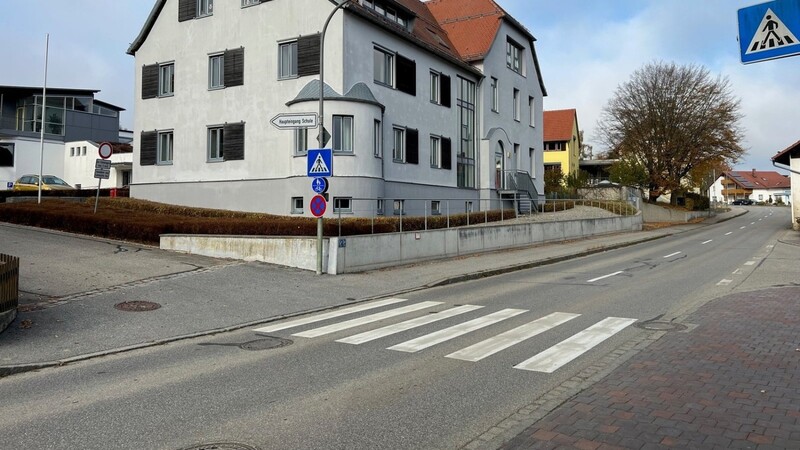 Der Fußgängerüberweg in Bodenkirchen braucht eine geänderte Beleuchtung, um den Vorschriften gerecht zu werden.