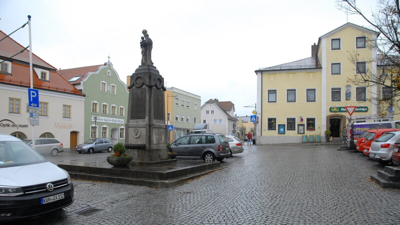 Das Geisenhausener Kriegerdenkmal steht zentral auf dem Marktplatz