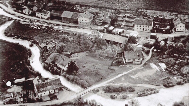 Diese Luftaufnahme aus dem Jahr 1957 zeigt das Areal des Sägewerks Dattler am Perlbach.