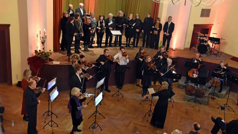 Kammerchor und Kammermusikkreis machten sich mit einem gemeinsamen Konzert das schönste Geschenk zum Jubiläum.