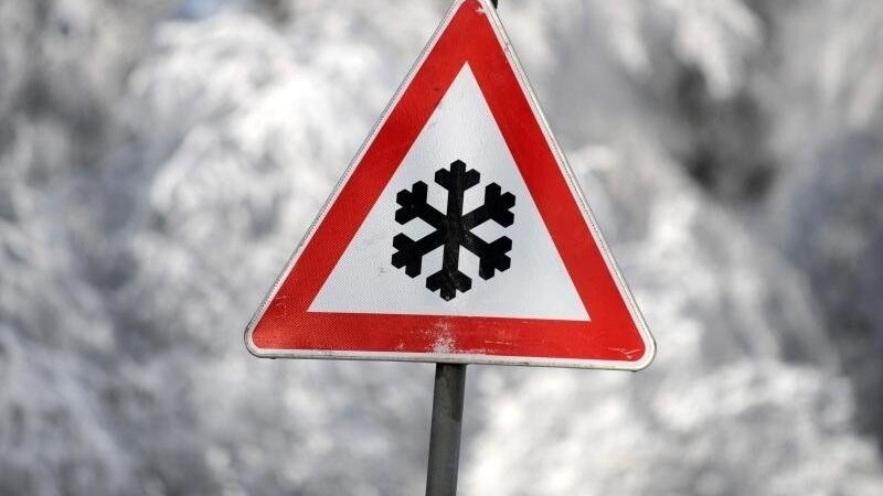 Achtung schneeglatte Straßen: Vier Unfälle wegen Glätte sind am Mittwoch auf der A92 bei Essenbach passiert. (Symbolbild)