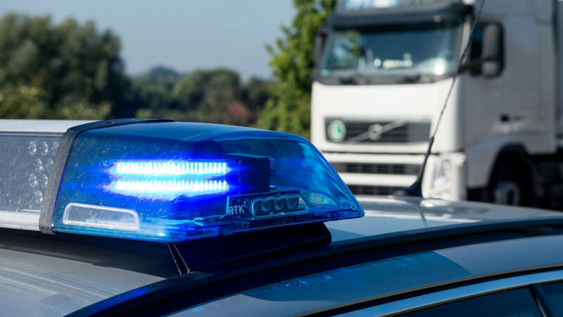Bei einer Kontrolle hat ein Autofahrer in Regensburg am Donnerstag versehentlich ein Polizeiauto angefahren. (Symbolbild)