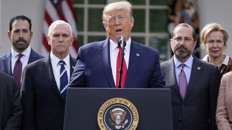 Donald Trump (Mitte) während der Pressekonferenz über das Coronavirus im Rosengarten des Weißen Hauses.