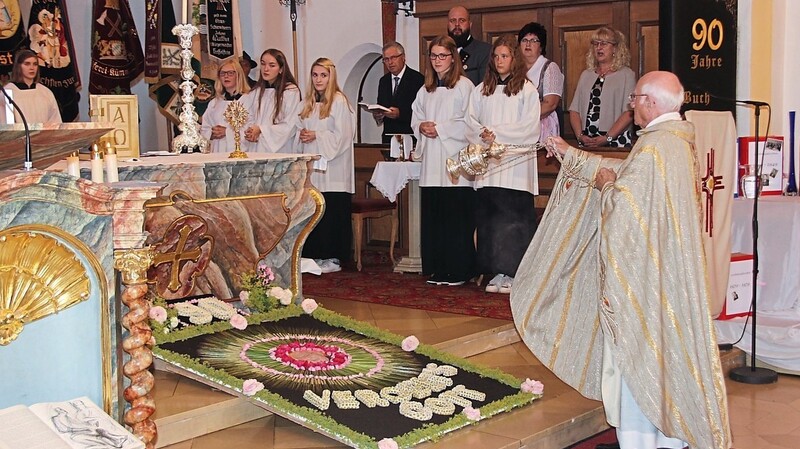 Den Altarraum schmückte ein aufwendig gelegter Blumenteppich.