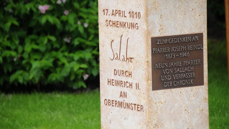 Eine Bronzetafel für Pfarrer Reindl befindet sich am Gedenkstein zum 1000-jährigen Jubiläum des Dorfes Sallach.