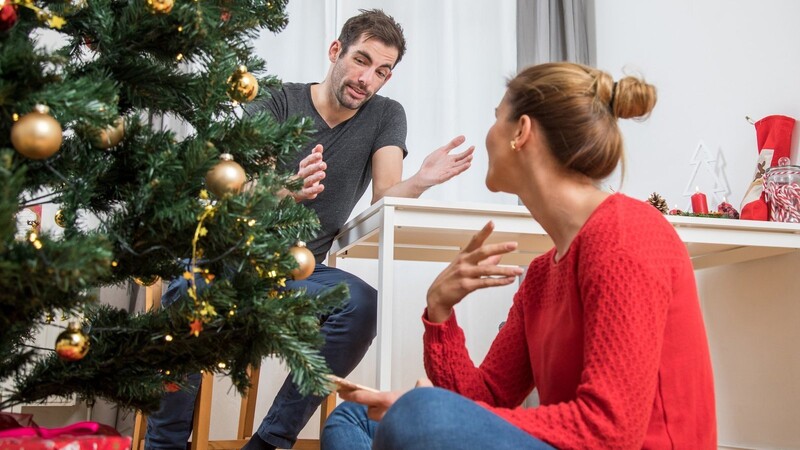 An Weihnachten kommt es häufig zu Streit. Wie man das am besten verhindert, erzählt Beziehungsberater Mathias Voelchert.