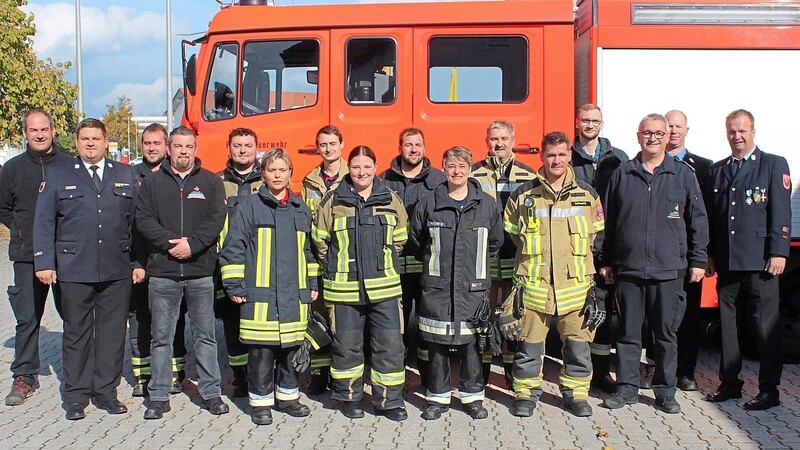 Die erfolgreichen Teilnehmer des Lehrgangs "Ersthelfer Feuerwehr" mit Ausbildern.