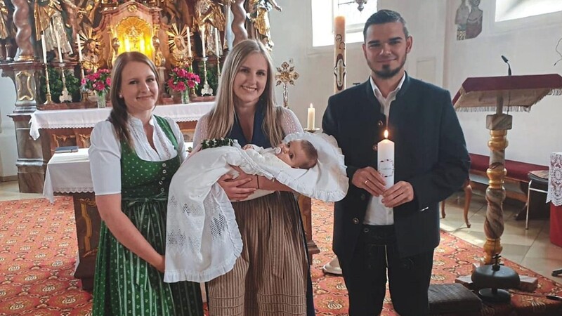 Amelie Mayer, Tochter von Magdalena und Simon Mayer aus Hörwalting, wurde von Pfarrer Kilian Limbrunner getauft.