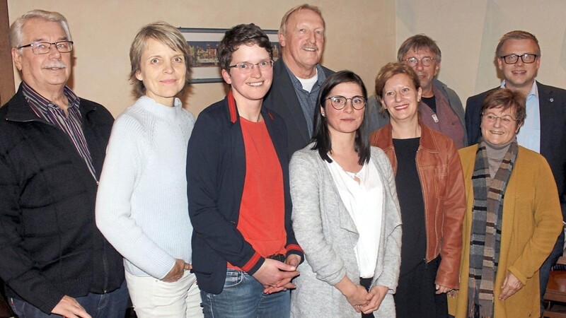 Führungswechsel beim SPD-Ortsverband Furth im Wald: Am 19. Dezember hat Jennifer Dietl (Fünfte von rechts) das Amt der Ortsvorsitzenden von Wera Müller (Zweite von rechts) übernommen.