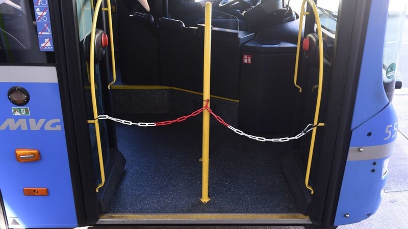 Der vordere Eingang eines öffentlichen Linienbus für den Personennahverkehr an der Münchner Freiheit ist durch Ketten abgesperrt, so dass die Fahrgäste hinten einsteigen und nicht am Fahrer vorbeigehen. Dies soll die Möglichkeit verringern, um sich mit dem Coronavirus anzustecken.