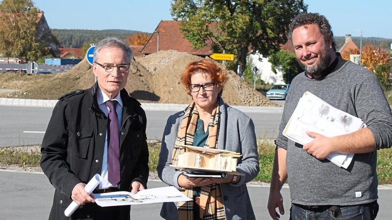 Bürgermeister Franz Reichold, stellvertretende Stadtbaumeisterin Sabine Weixel und Architekt Florian Brunner stellten das Projekt Rendezvous B85 vor.