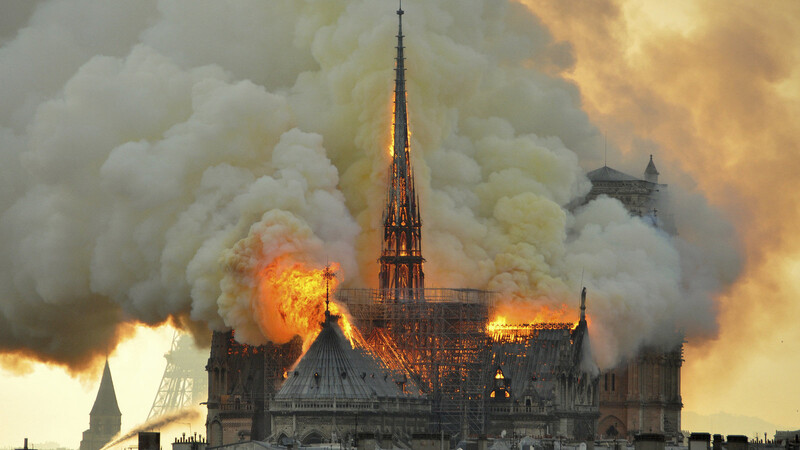 Flammen und Rauch steigen aus der Kathedrale Notre Dame auf. Im April 2019 wurde die Kathedrale bei einem Brand schwer beschädigt.