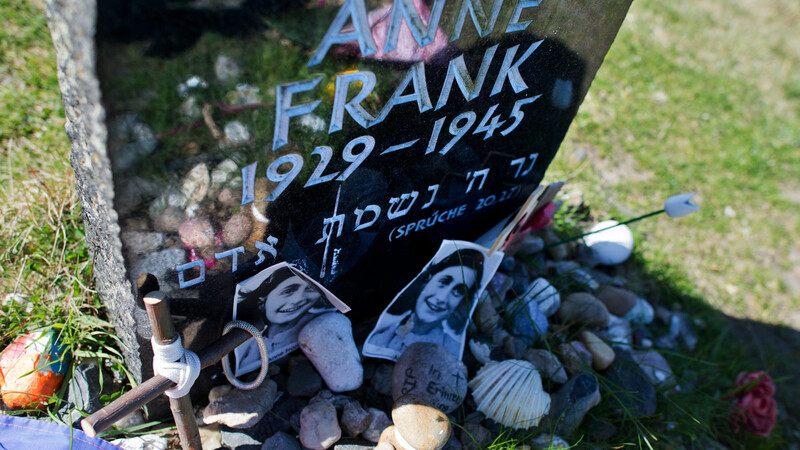 Ein Grabstein erinnert in der Gedenkstätte Bergen-Belsen (Niedersachsen) an Anne Frank. Das jüdische Mädchen wurde durch ihre Tagebücher weltberühmt und starb im Jahr 1945 im Konzentrationslager Bergen-Belsen.