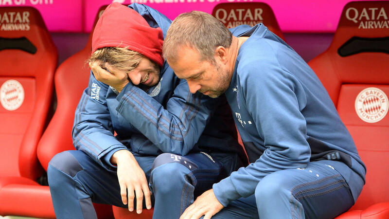 Hansi tröstet Javi: Flick (r.), im Oktober 2019 noch Co-Trainer der Bayern, nimmt Martínez, der wieder mal auf der Bank sitzt, in den Arm.