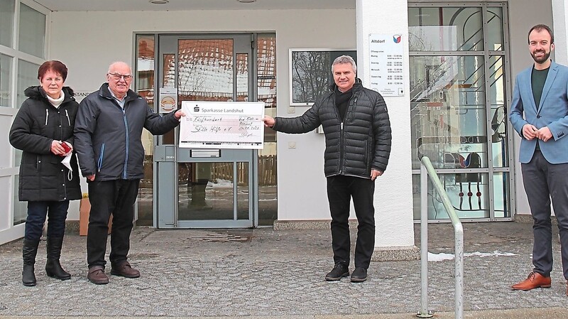Melita und Josef Sehofer (von links) überreichten im Beisein von Bürgermeister Sebastian Stanglmaier (rechts) einen Spendenscheck für die "Stille Hilfe" an Landrat Peter Dreier.