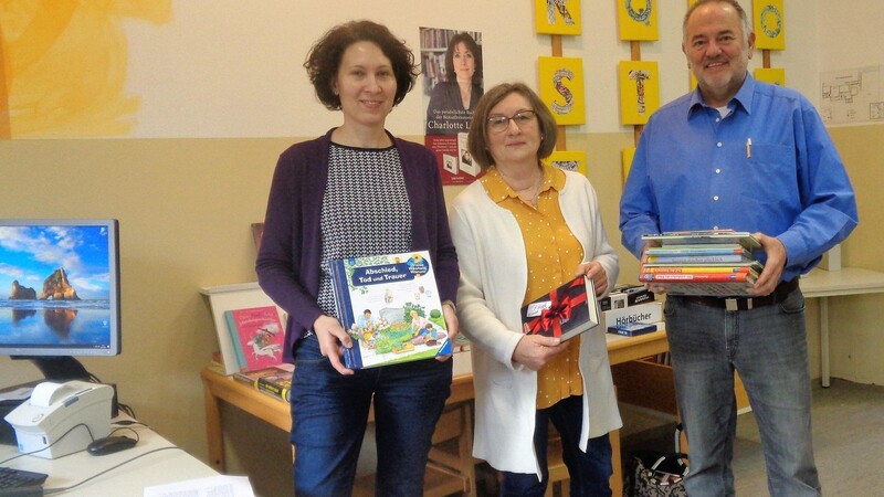 Karin Weber, Aloisia Engl sowie Kurt Schmidbauer (von links) kümmern sich als engagiertes Büchereiteam um die Wünsche der Leser.