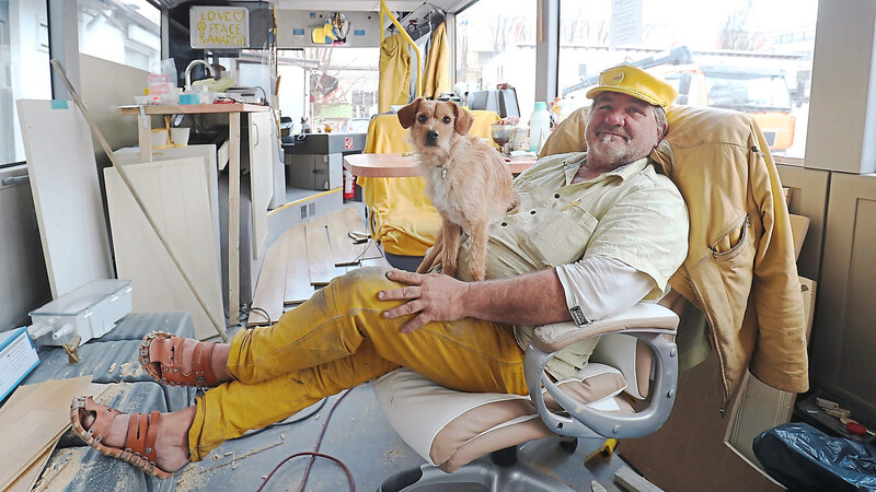 Mirko Schaal, bekannt als der "gelbe Mann", will auch seinen Hund Samy mitnehmen auf seine Reise in die Welt.