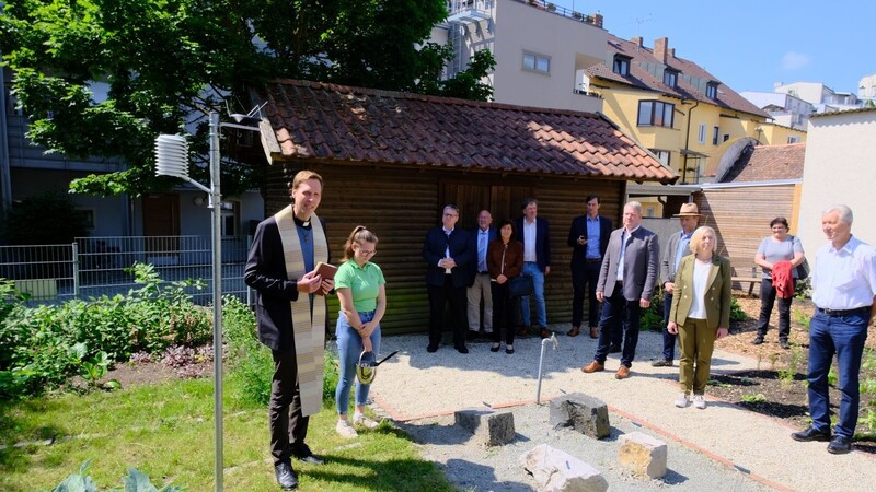 Pfarrer Martin Nissel und Ehrengäste in der Marianne-Rosenbaum-Schule bei der Segnung der Wetterstation. Vorangegangen war eine heiße Diskussion mit Jörg Kachelmann.