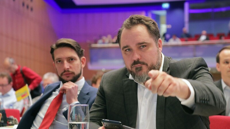 Zum zweiten Mal in Folge wählten die Delegierten Daniel Föst (rechts) zum Landesvorsitzenden der FDP. Neben ihm sitzt der ehemalige FDP-Generalsekretär Norbert Hofmann.