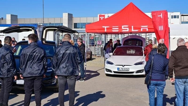 Mancher Besucher bei Teslas Tag der offenen Tür dürfte wohl vor allem aus einem Grund gekommen sein: um einmal in einem Modell des US-Elektroautobauers zu sitzen.