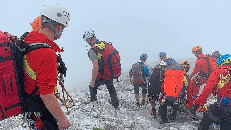 Einsatzkräfte im dichten Nebel. Die Rettung einer 22-jährigen verunglückten Bergesteigerin war auch für die erprobte Bergwacht ein Sonderfall.
