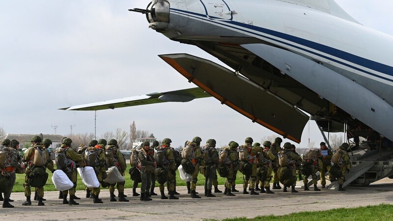 Die Ukraine hat kurz vor einem Nato-Treffen vor einem möglichen Einmarsch Russlands in ihr Land gewarnt. "Im schlimmsten Fall versucht Russland, die Grenzen in Europa mit Gewalt neu zu ziehen, wie es das 2008 in Georgien und 2014 in der Ukraine bereits tat", sagte Außenminister Dmytro Kuleba.
