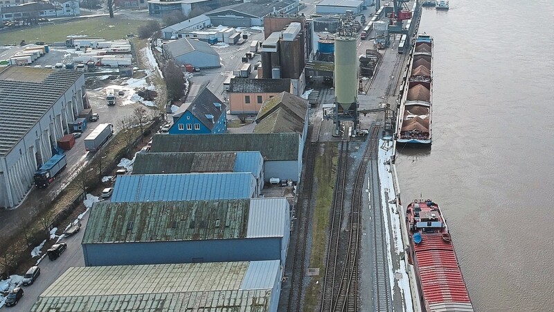 Die trimodale Anbindung des Güterverkehrszentrums (GVZ) Hafen Deggendorf ist für die Unternehmen in der Region ein wichtiger Faktor für die Versorgungssicherheit mit Rohstoffen und anderen Gütern.