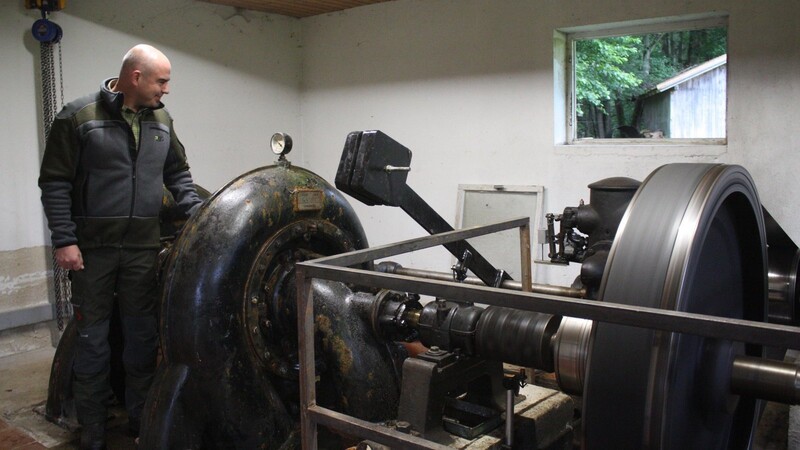 Die Steuerung der Francis-Turbinen ist sehr kompliziert. Im Werk am Perlesbach von 1926, das Otto Vogl von der Grünwiese im Landkreis Regen kaufte und auf seinem Grund neu aufbaute, wurde der turmförmige Regler durch eine elektrische Steuerung abgelöst. Im Bild Florian Vogl.