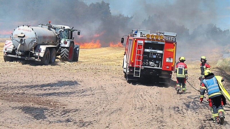 Bei der großen Trockenheit im Sommer gerieten mehrere Getreidefelder, hier bei Streicherröhren, in Brand.