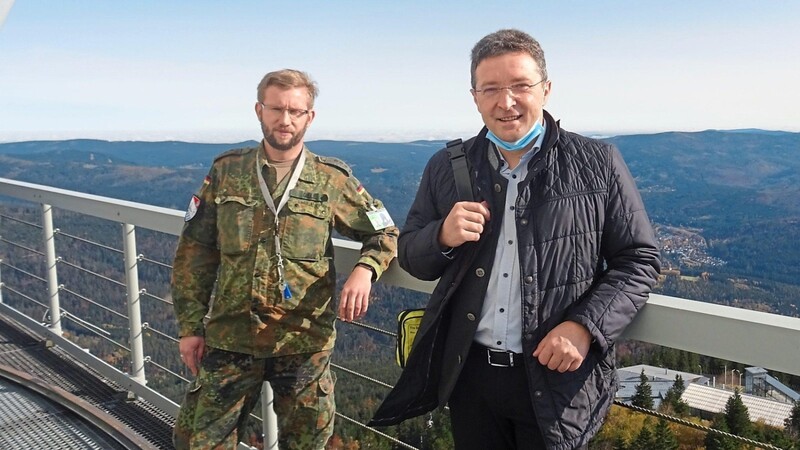 MdL Max Gibis (re. )und Hauptmann Matthias Gille am "Skywalk" des Radomes, in dem das Radargerät untergebracht ist.