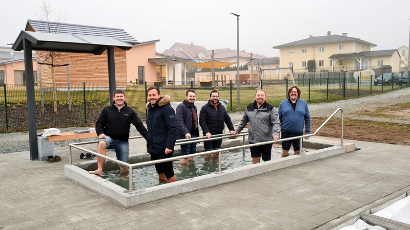 Gemeinsames Wassertreten: Die Fraktionsvorsitzenden und die drei Bürgermeister "kneippten" als Erste im neuen Kneippbecken.