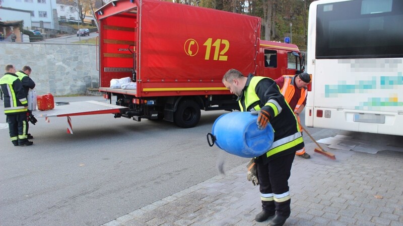 Die Feuerwehr Viechtach beseitigte am Mittwoch eine Ölspur, verursacht von einem Bus.