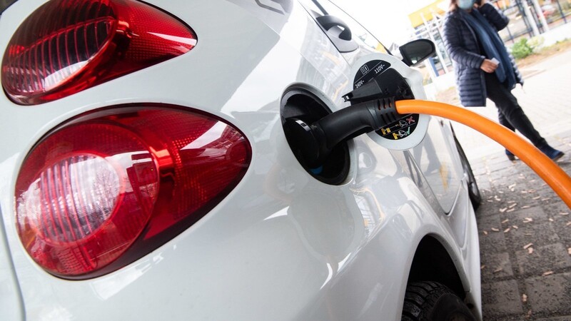 Ostbayerische Tankstellenbetreiber und Autohändler sind gespannt, wie sich das geplante Verbot neuer Verbenner auswirken wird.