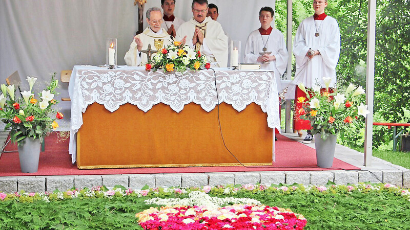 Festprediger Monsignore Konrad Schmidleitner und Pfarrer Albert Vogl (v.l.) zelebrierten den Gottesdienst am festlich geschmückten Altar, vor dem ein prächtiger Blumenteppich ausgelegt war.