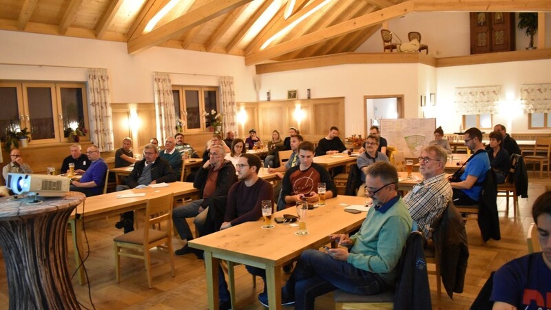 Bauwillige und interessierte Teisbacher fanden sich zur Informationsveranstaltung im Gasthaus Geislinger ein.